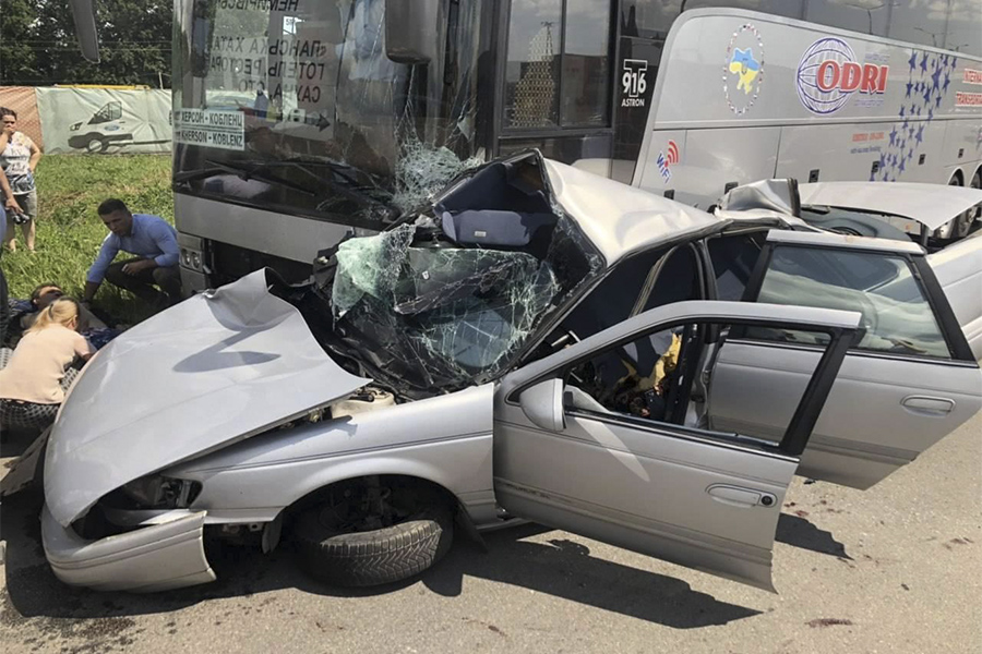 Новини Вінниці / У Вінниці автобус розтрощив легковик, після жахливого ДТП водій опинився у лікарні (ФОТО)  