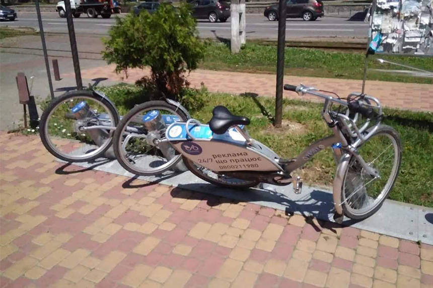 Новини Вінниці / Вантажівки Coca Cola приносить вінничанам не лише свято. Експедитори познущались з велосипедів Next bike 