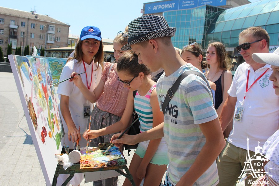 Новини Вінниці / «Енергію добра» намалювали у Вінниці відомі художники із шести країн, юні митці та місцеві «зірки»: разом встановили рекорд України (ФОТО, ВІДЕО)