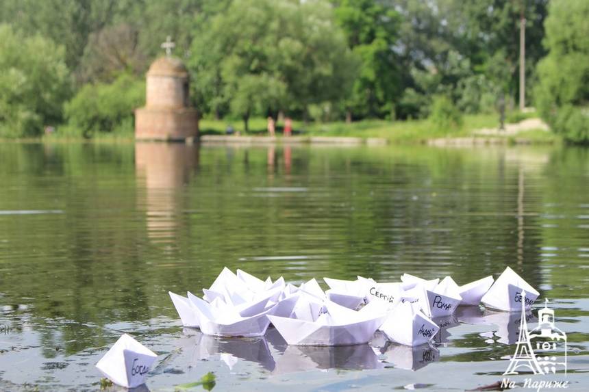 Новини Вінниці / Кораблики з іменами полонених Росією українських моряків запустили на воду у Вінниці (ФОТО, ВІДЕО)