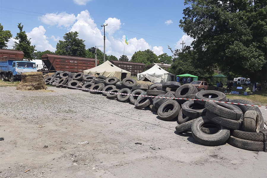 Новини Вінниці / «Новий Майдан» на Вінниччині: у місті Бар попри погрози люди тримають облогу елеватора (ФОТО)