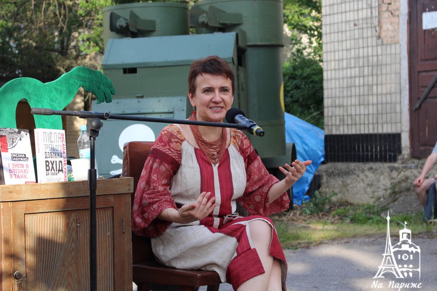 Новини Вінниці / Про письменників як «добрих псів» розповідала Оксана Забужко у Вінниці під панцерником «Петлюра» (ФОТО, ВІДЕО)