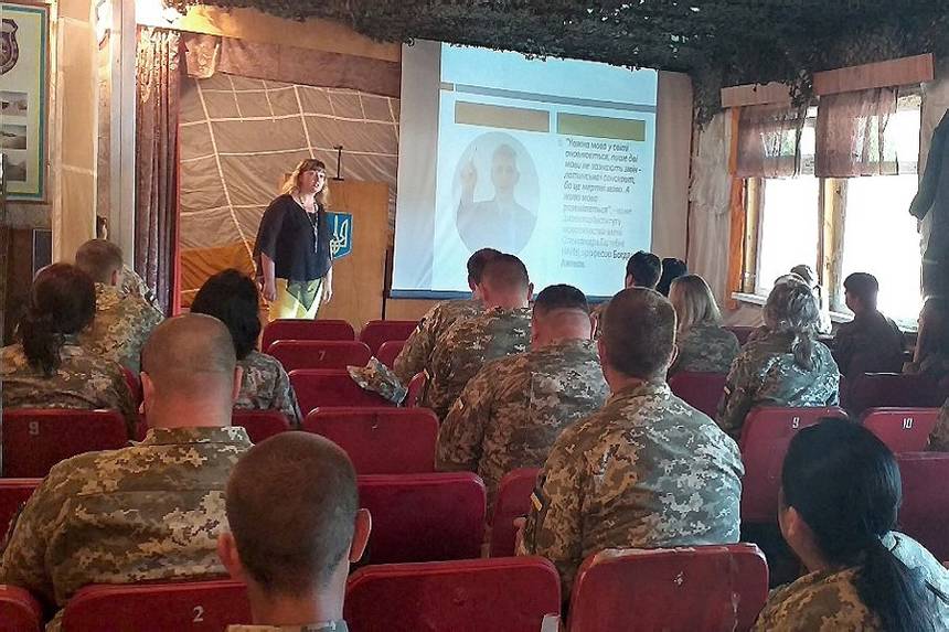 Новини Вінниці / Не «пілотка», а «пілотеса»: вінницьким військовим розповіли про новий правопис