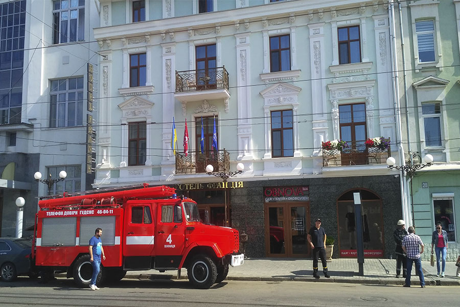 Новини Вінниці / Чергові мінування: у Вінниці шукають вибухівку в готелях