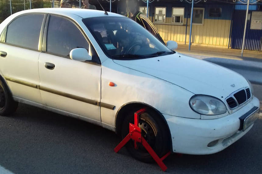 Вінничанка намагалася до Криму провести зброю. Пістолет прикордонники знайшли в автомобілі / Новости Винницы и области / Інформаційний портал На Париже Новини Вінниці / Вінничанка намагалася до Криму провести зброю. Пістолет прикордонники знайшли в автомобілі