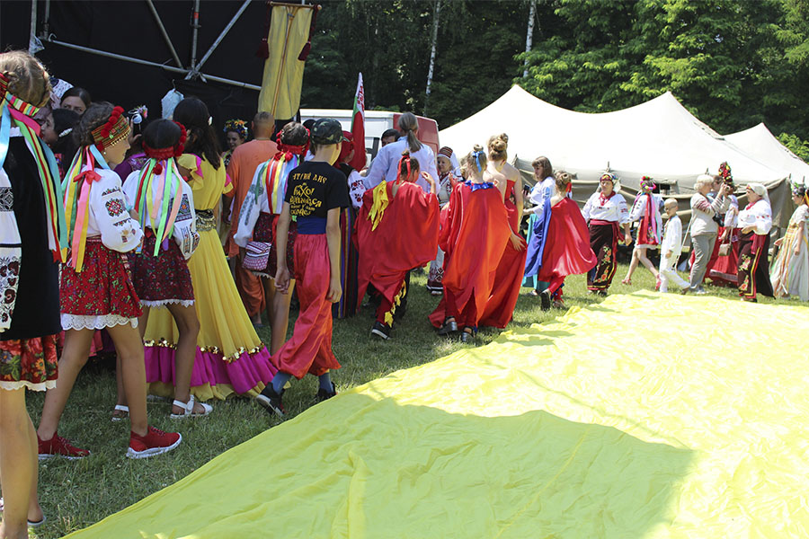 Новини Вінниці / Біля Вінниці «живими локаціями» туристів дивували на фестивалі «Живий вогонь»