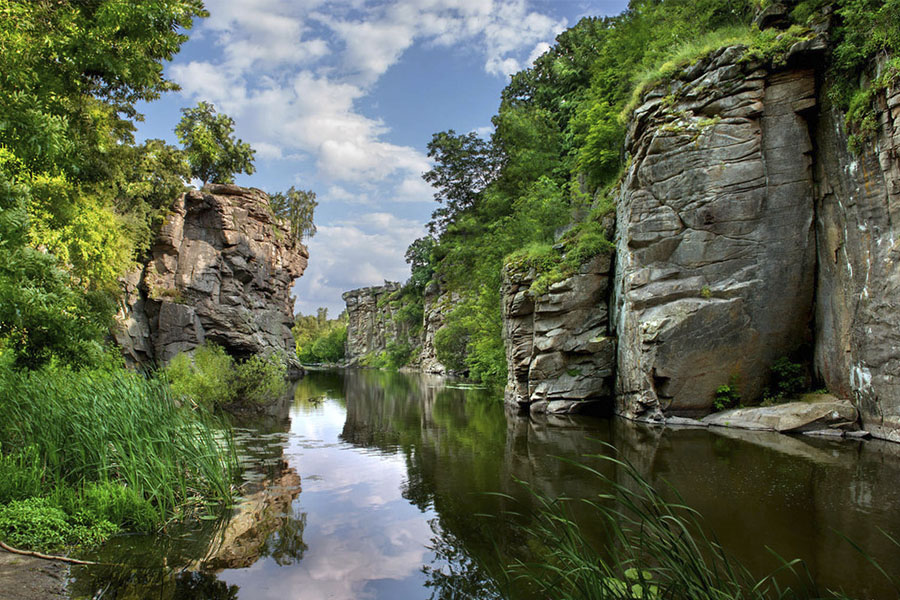 Новини Вінниці / Дивовижний каньйон неподалік Вінниці з висоти пташиного польоту: «Стоунгендж», гранітні брили і блакитна вода (ВІДЕО)