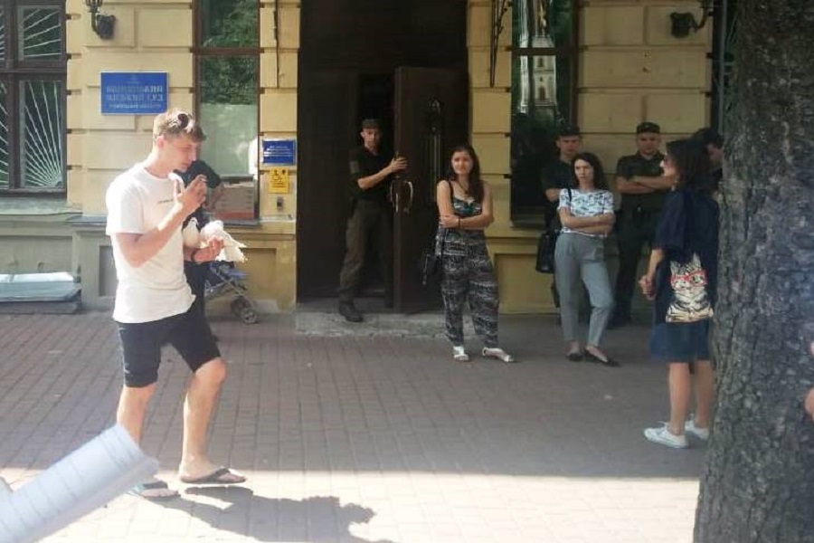 Новини Вінниці / Як у Вінниці активісти хотіли покарати «птаховбивцю», який колекціонує протоколи за порушення