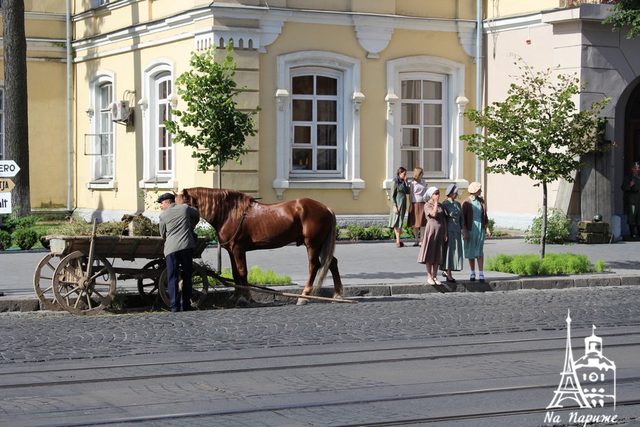 Новини Вінниці / Кінь з підводою у центрі міста, машини часів Другої світової та повно «німців»: у Вінниці сьогодні почали знімати кіно про війну (ФОТО, ВІДЕО)  