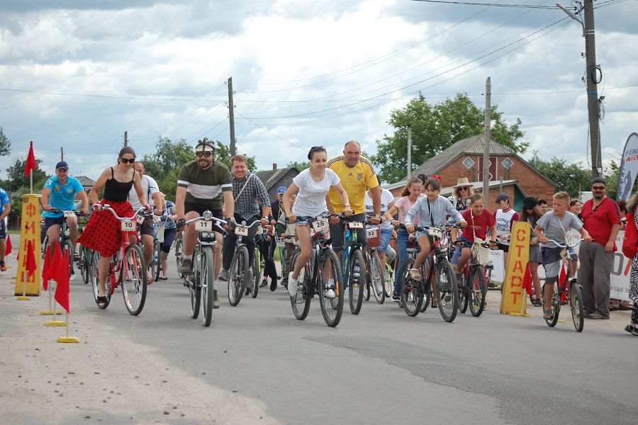 Новини Вінниці / «Le Voyage Vintage»: у селі на Вінниччині влаштували ралі на ретровелосипедах (ФОТО)