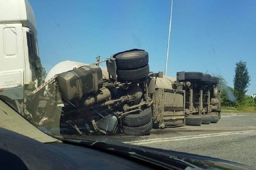 Новини Вінниці / На Вінниччині перевернувся бензовоз (ФОТО)