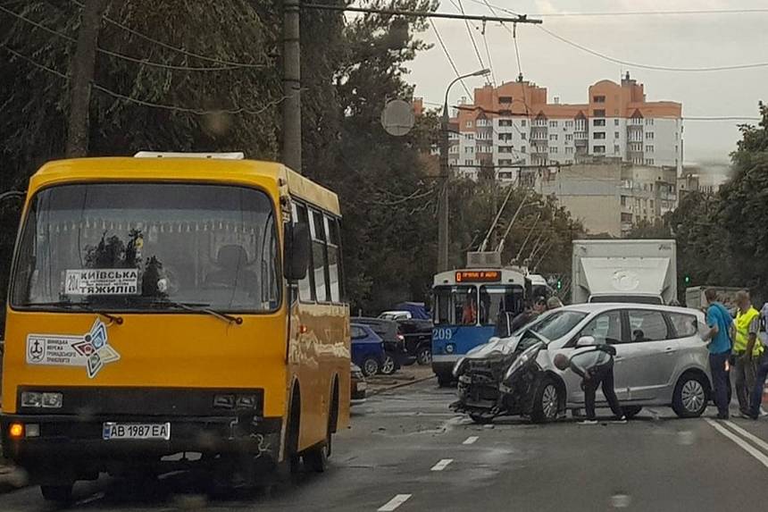 Новини Вінниці / Маршрутка та «Рено» не розминулись у Вінниці: постраждалих немає, але тролейбуси стояли близько години