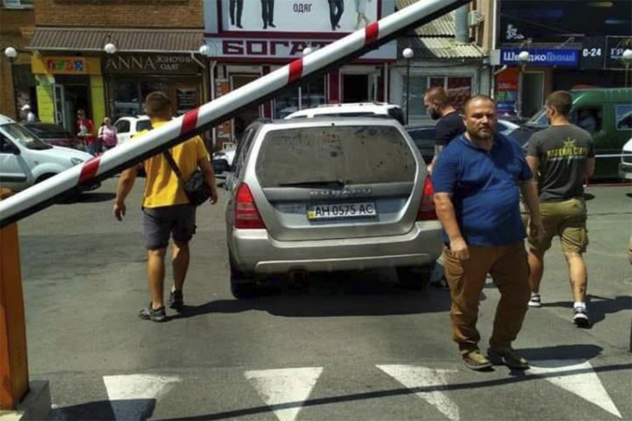 Новини Вінниці / У Вінниці затовкли до рота гроші парковщику: місцевий очільник Нацкорпусу пригрозив "відгризати голови" тим, хто кривдить Україну (ВІДЕО)