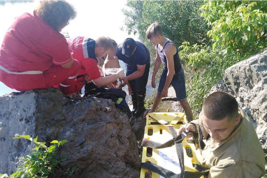 Новини Вінниці / Підліток на Вінниччині впав на металевий штир у річці (ФОТО)