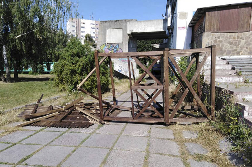 Новини Вінниці / У Вінниці хулігани розтрощили декоративну вежу, яка мала прикрасити Замкову гору