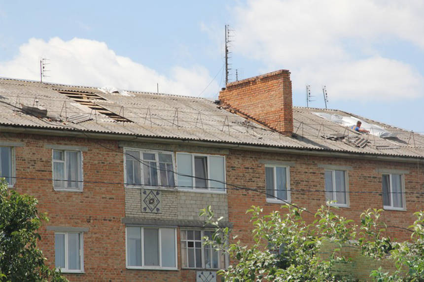 Новини Вінниці / Жителям Вінниччини потерпілим від буревію надали 4 тисячі листів шиферу