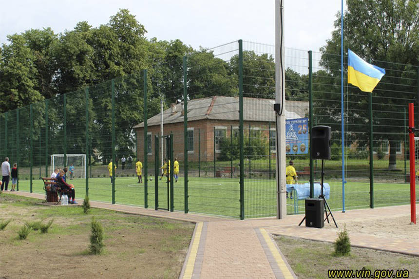 На Вінниччині відкрили сільський спортмайданчик зі штучним покриттям, який не пов'язаний з виборами / Новости Винницы и области / Інформаційний портал На Париже Новини Вінниці / На Вінниччині відкрили сільський спортмайданчик зі штучним покриттям, який не пов'язаний з виборами