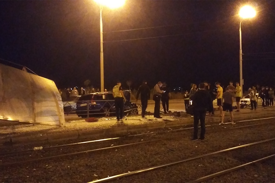 Новини Вінниці / У Вінниці іномарка розтрощила зупинку, постраждав лише водій (ФОТО)