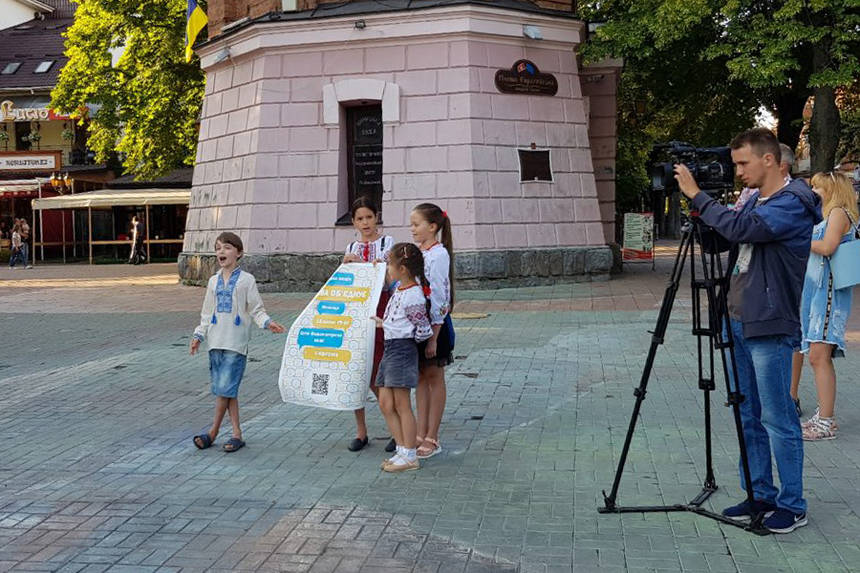 Новини Вінниці / Як вінничани відсвяткували рішення КСУ по «мовному» закону (ФОТО, ВІДЕО)