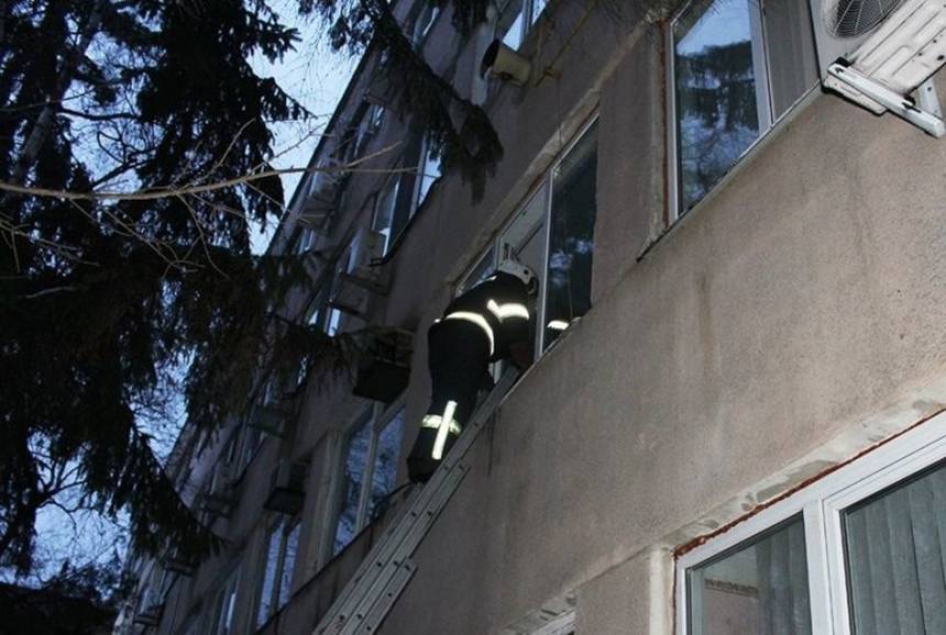 Новини Вінниці / На Вінниччині ще одна дитина стала заручницею квартири. Дитину рятували четверо бійці ДСНС