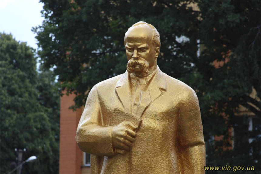 Новини Вінниці / В Іллінцях встановили «золотого» Кобзаря і відновлять центральну площу міста (ФОТО)