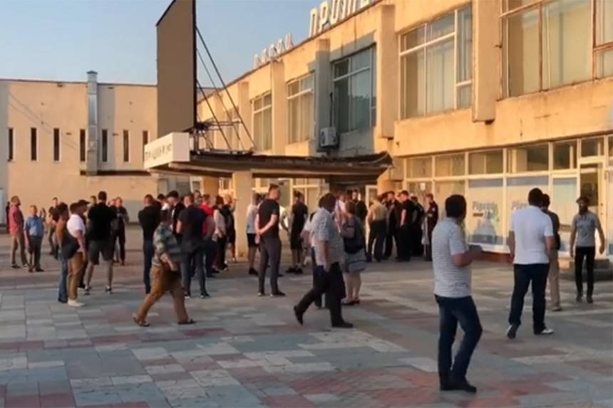 Новини Вінниці / В Ладижині біля ОВК чергують сотні чоловіків. Нардеп Кучер заявляє, що їх підвіз опонент 