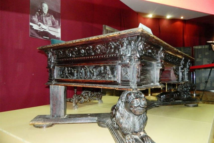 Новини Вінниці / Вінницький «стіл Петлюри» повернуть до міста наприкінці року