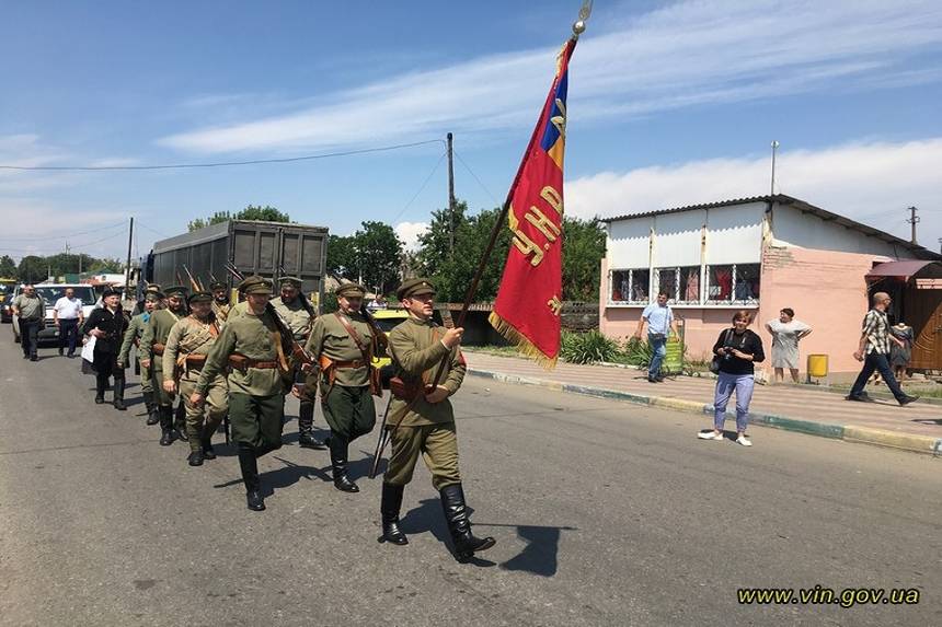 Новини Вінниці / «Бій з більшовиками» на стадіоні та «Український IRON MAN»: на Вінниччині відзначили 100-річчя «Вапнярської операції» Армії УНР (ФОТО)