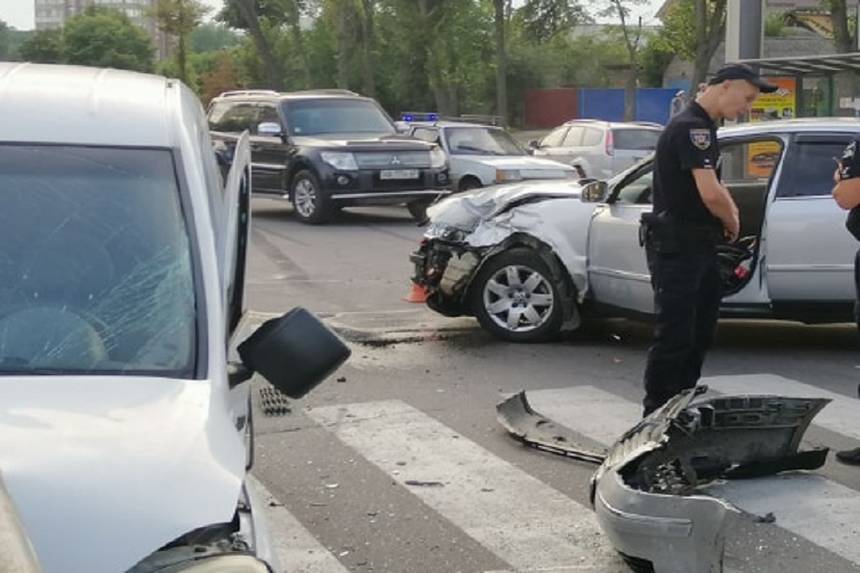 Новини Вінниці / Аварія у Вінниці: біля зупинки громадського транспорту розбились «Volkswagen» та «Opel» (ФОТО, ВІДЕО)
