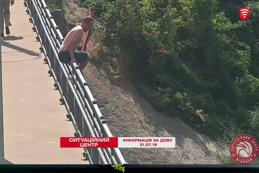 Новини Вінниці / У Вінниці камери зафіксували пірнальника-екстримала (ВІДЕО)