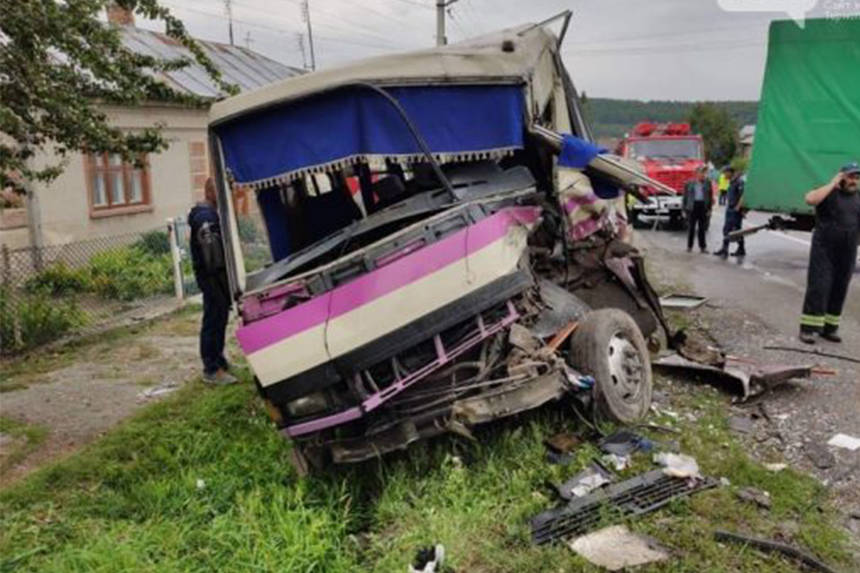 Пасажири вінницького автобусу потрапили у жахливу ДТП на Тернопільщині (ФОТО, ВІДЕО) / Новости Винницы и области / Інформаційний портал На Париже Новини Вінниці / Пасажири вінницького автобусу потрапили у жахливу ДТП на Тернопільщині (ФОТО, ВІДЕО)