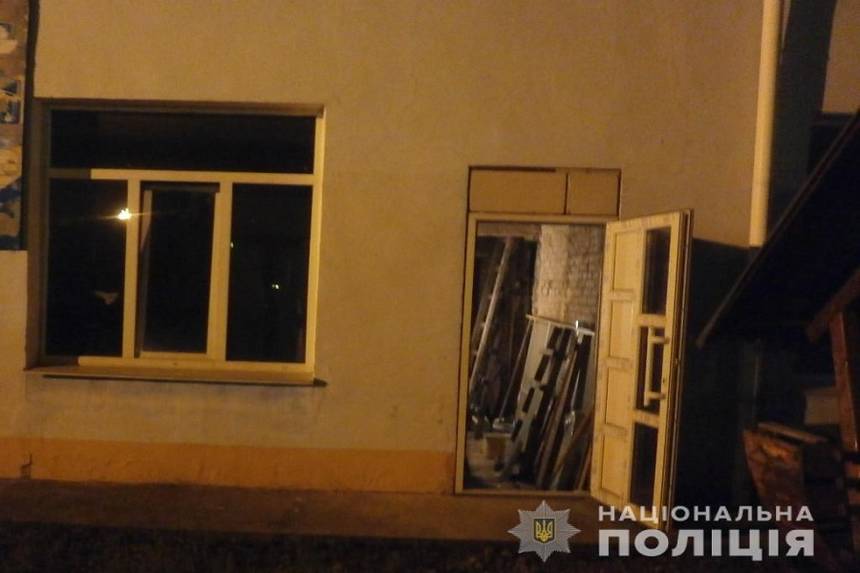 Новини Вінниці / На Вінниччині впіймали крадія: серед ночі ховався в магазині із краденими речами  