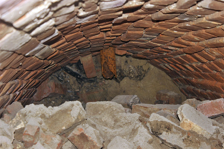 Новини Вінниці / В знайдених під ковшем екскаватора у Вінниці підземеллях вбачають частину ходів, які з’єднані із сусідніми будинками (ФОТО, ВІДЕО) 