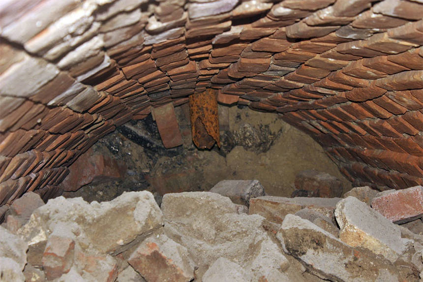 Новини Вінниці / В знайдених під ковшем екскаватора у Вінниці підземеллях вбачають частину ходів, які з’єднані із сусідніми будинками (ФОТО, ВІДЕО) 