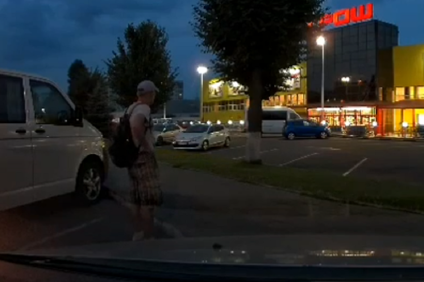 Новини Вінниці / У Вінниці «застукали» чоловіка, який заглядає в машини на Вишеньці. Поліцію просять переглянути записи відеокамер (ВІДЕО)