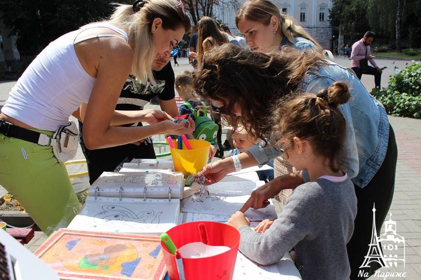 Новини Вінниці / Благодійна акція «Місце щасливих дітей» триває у центрі Вінниці: збирають кошти на порятунок Сашка Дозорця (ФОТО, ВІДЕО)