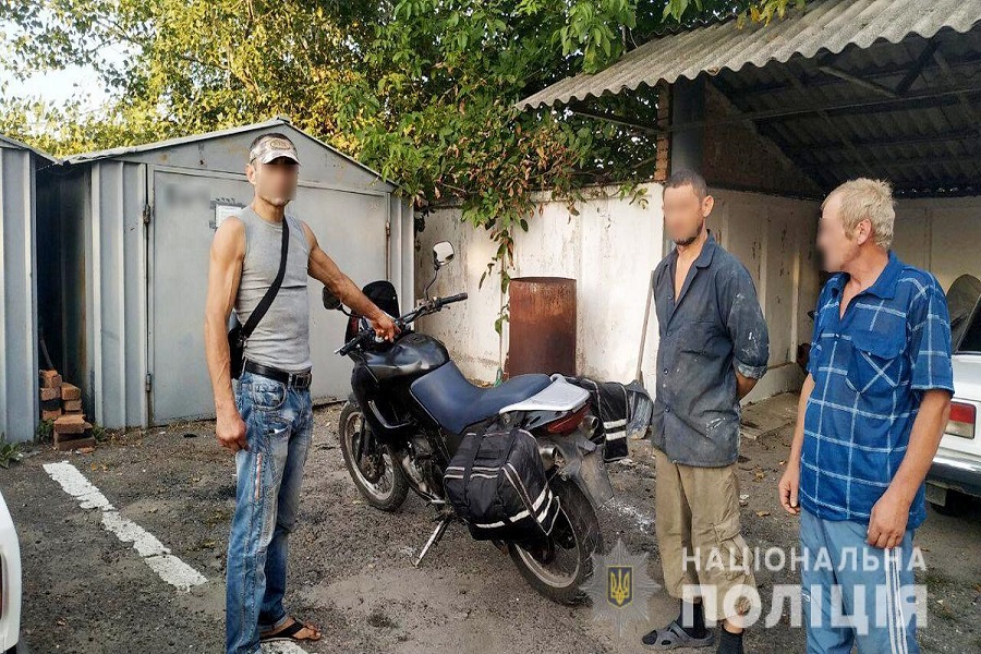 Новини Вінниці / Вінничанин «відзначився» на Буковині: поцупив мотоцикл 