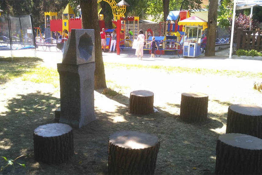 Новини Вінниці / Кам’яний «грамофон» у центрі Вінниці: біля «дитячого» фонтану облаштували нову незвичну локацію