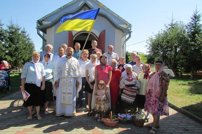 Новини Вінниці / Третя релігійна громада ПЦУ на Вінниччині освятила і підняла біля храму національний прапор (ФОТО)