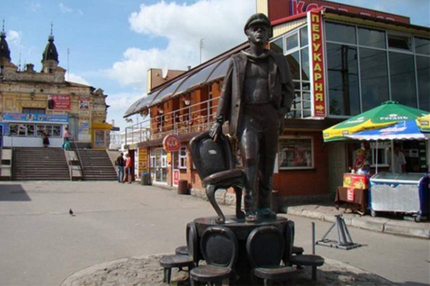 Новини Вінниці / На Вінниччині після довгої відпустки планує своє повернення пам’ятник Остапу Бендеру