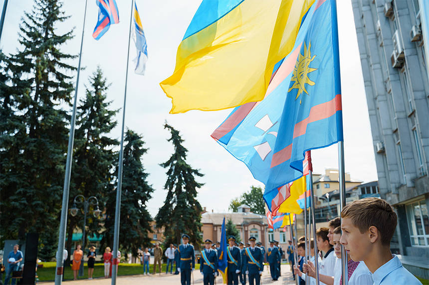 Вінниця урочисто «одяглась» у синьо-жовті кольорі. У місті підняли величезний державний прапор / Новости Винницы и области / Інформаційний портал На Париже Новини Вінниці / Вінниця урочисто «одяглась» у синьо-жовті кольорі. У місті підняли величезний державний прапор