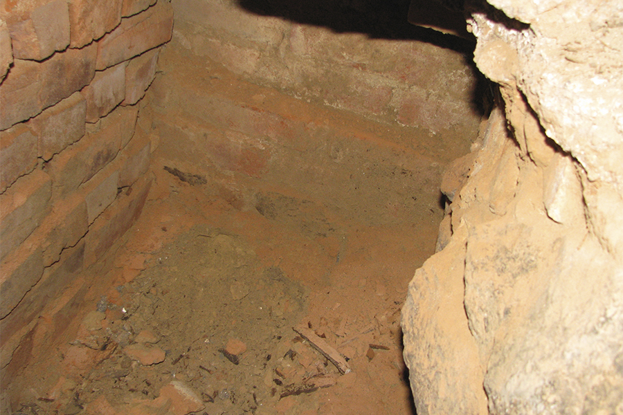 Новини Вінниці / Під час ремонту підвалу у центрі Вінниці виявили підземний хід (ФОТО, ВІДЕО)