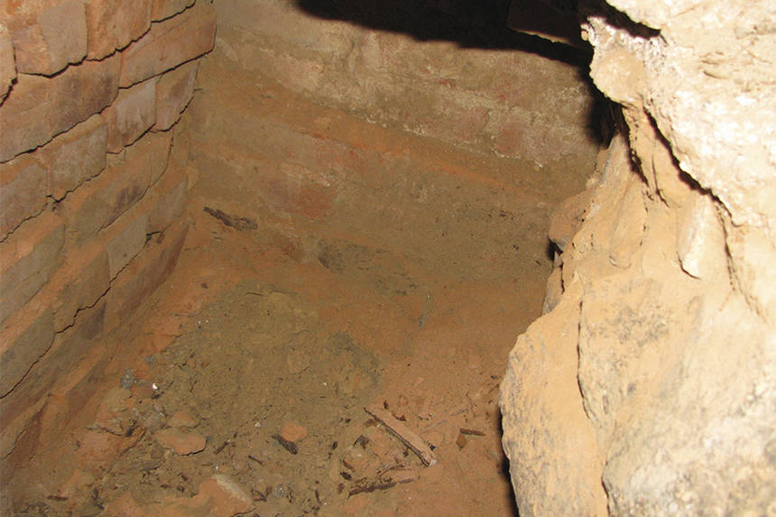 Під час ремонту підвалу у центрі Вінниці виявили підземний хід (ФОТО, ВІДЕО) / Новости Винницы и области / Інформаційний портал На Париже Новини Вінниці / Під час ремонту підвалу у центрі Вінниці виявили підземний хід (ФОТО, ВІДЕО)