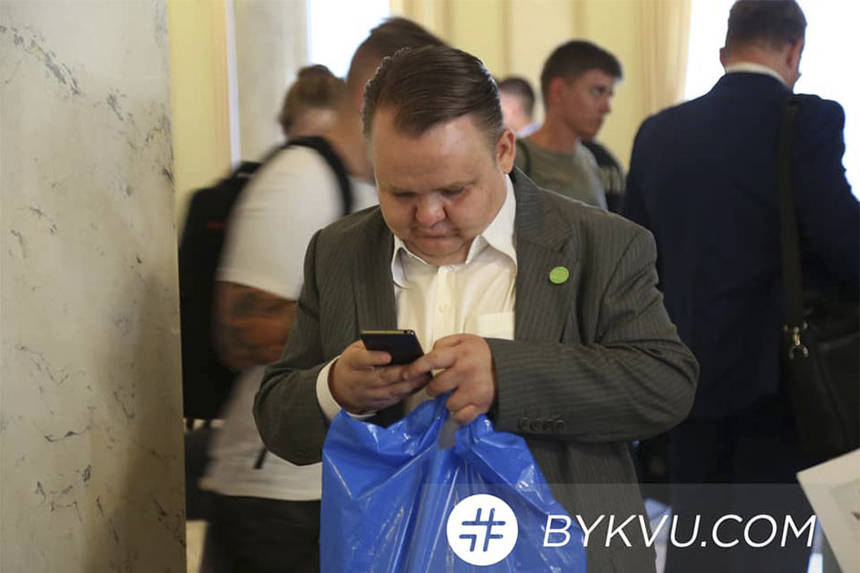 Новини Вінниці / Вінницький нардеп у перший робочий день потрапив в об’єктив з «символом близькості» (ФОТО)