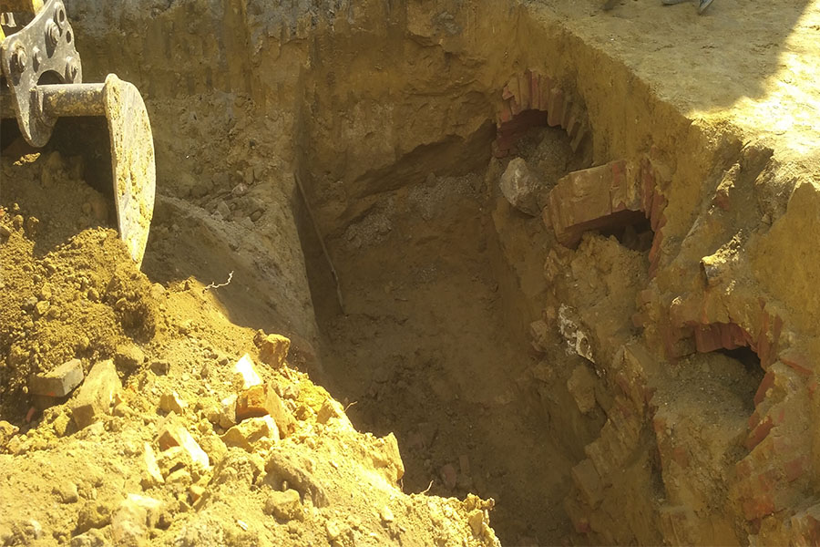 Новини Вінниці / У центрі Вінниці залишать підземелля, випадково знайдені під ковшем екскаватора: у власників є певні плани (ФОТО, ВІДЕО)