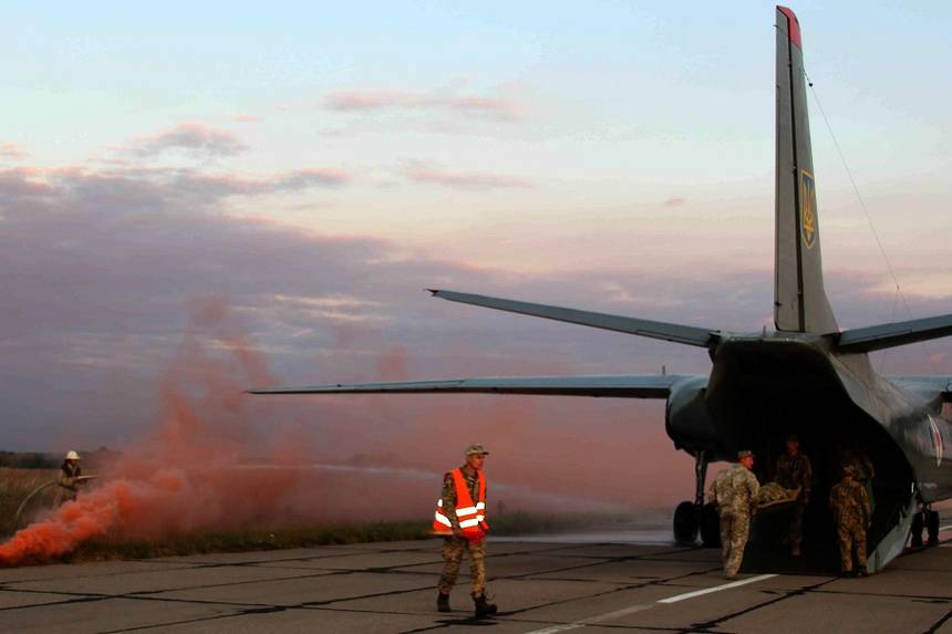 На військовому аеродромі під Вінницею льотчики, курсанти та пожежні гасили «липове» загорання літака (ФОТО) / Новости Винницы и области / Інформаційний портал На Париже Новини Вінниці / На військовому аеродромі під Вінницею льотчики, курсанти та пожежні гасили «липове» загорання літака (ФОТО)