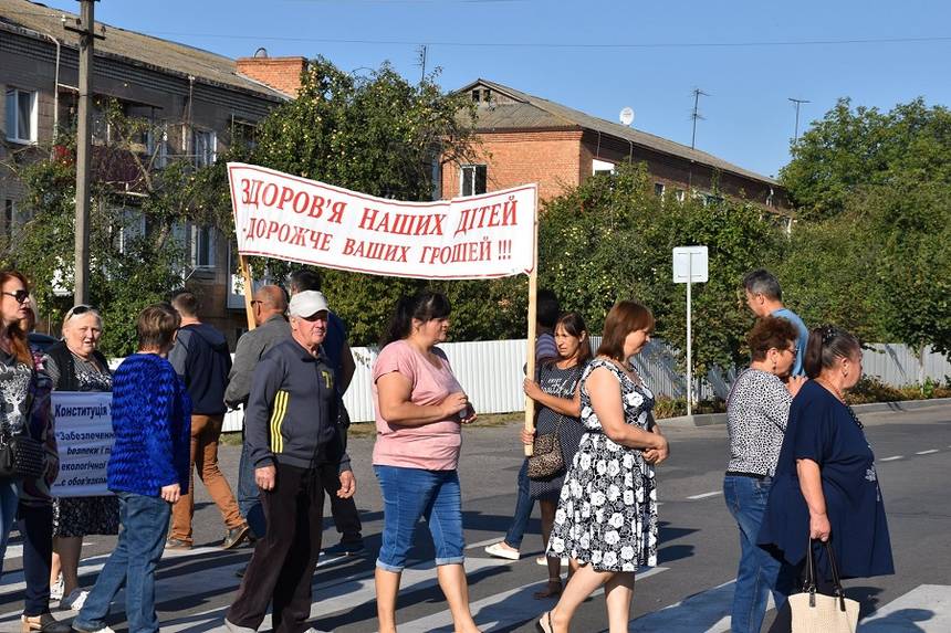 Новини Вінниці / У Тростянці Вінницької області місцеві мешканці перекрили дорогу і планують «диверсію» на спиртзаводі