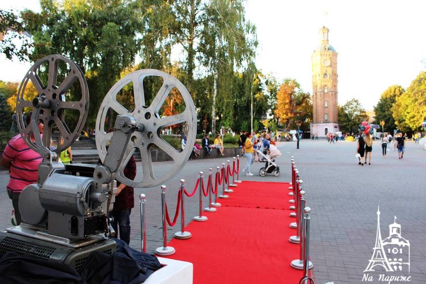 Новини Вінниці / Із «червоною доріжкою», ретро-кіноапаратом та давньою плівкою у центрі Вінниці відзначили День українського кіно (ФОТО, ВІДЕО) 