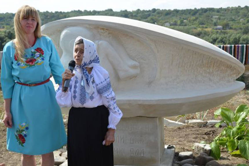 Пам’ятник молюскові-рятівнику з Дністра встановили на Вінниччині (ФОТО) / Новости Винницы и области / Інформаційний портал На Париже Новини Вінниці / Пам’ятник молюскові-рятівнику з Дністра встановили на Вінниччині (ФОТО)