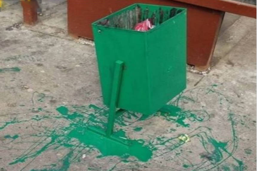 Новини Вінниці / Швидке фарбування вінницькими комунальниками висміюють у мережі. Або хто має прибирати за комунальними "митцями"?